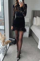 Vestido mini con ribete de plumas y retazos de terciopelo y encaje que vale la pena apreciar